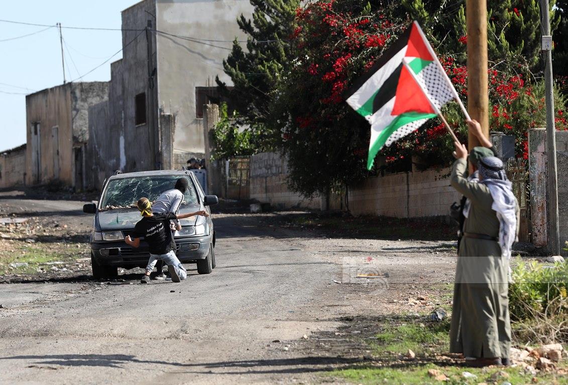 جانب من المواجهات بين الشبان وجنود الاحتلال خلال مسيرة كفر قدوم الأسبوعية (تصوير - أيمن نوباني/وفا)